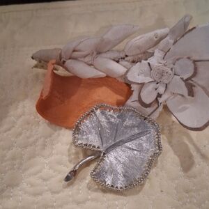 B.S.K. BRUSHED LEAF BROOCH PIN